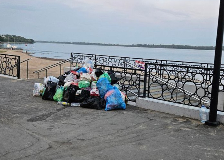 Отдыхающие на набережной Вольска оставляют горы мусора
