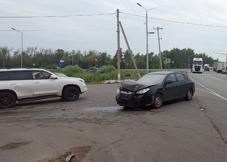 В Вольском районе мать и 12-летняя дочь пострадали в ДТП с «Крузером»