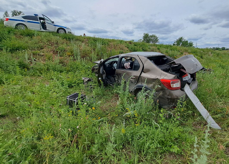 В Вольском районе «Логан» слетел с дороги и дважды перевернулся