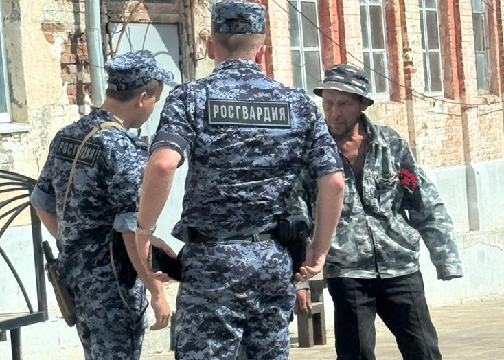В Вольске прохожий украл розы с клумбы и уснул на улице