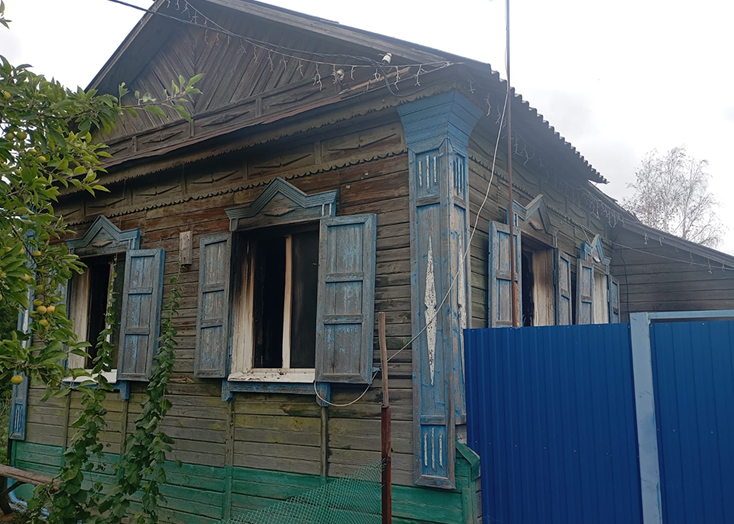У жителя Вольского района при посещении туалета загорелся дом