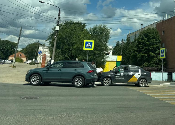 В Вольске Volkswagen Tiguan подрезал такси