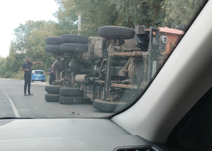 В Вольске водитель перевернул грузовик и не стал вызывать ГАИ