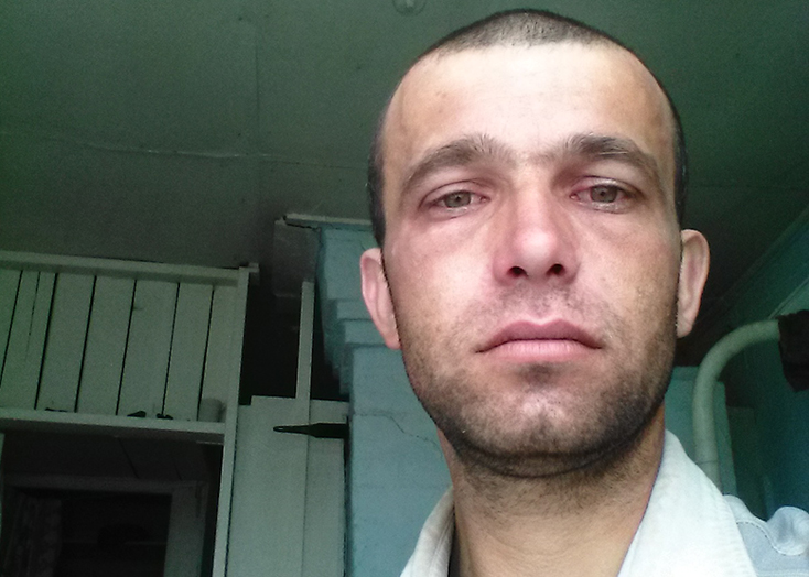 Омский вахтовик умер на обочине трассы в Вольском районе