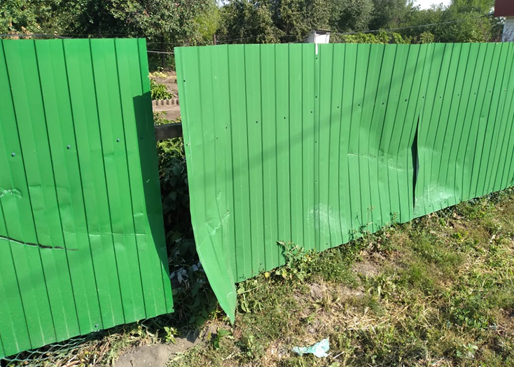 В Вольском районе подростки на питбайках разнесли забор