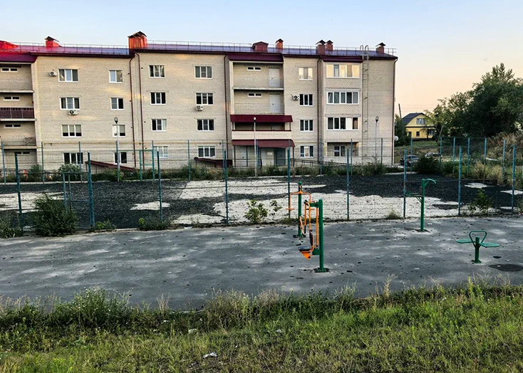 В Вольске вытоптали и изуродовали спортивную площадку