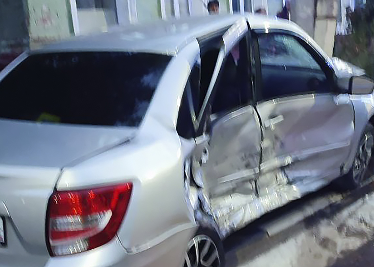 В Вольске иномарка протаранила «Гранту» с прицепом