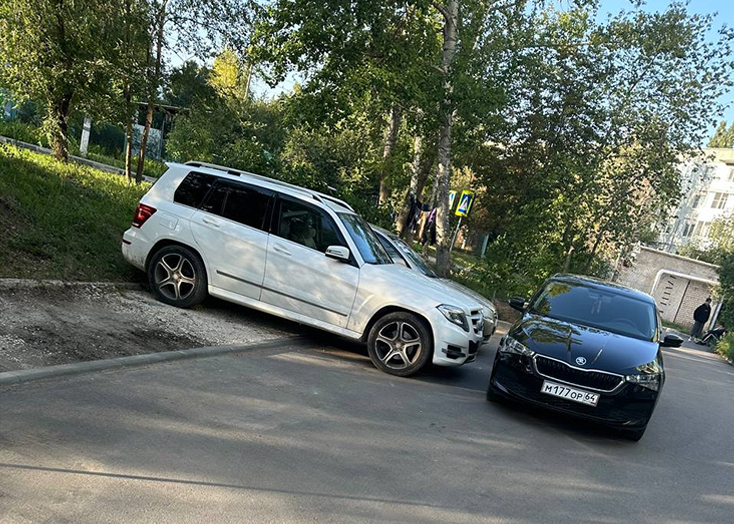 В борьбе за парковку в Вольске блокируют чужие автомобили