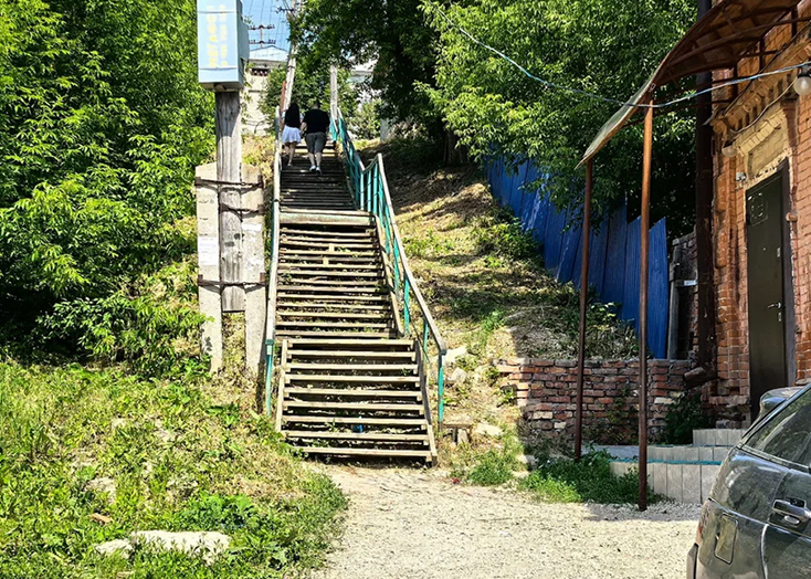 Вольский чиновник пообещал отремонтировать лестницу на горы