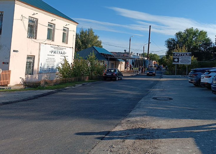 В Вольске после многочисленных жалоб заасфальтировали дорогу к моргу