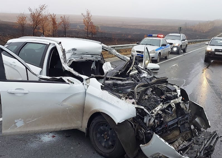 В Вольском районе водитель «Весты» покалечился в ДТП с грузовиком