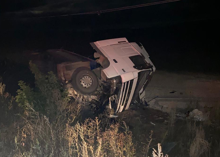 В Вольском районе грузовик со щебнем врезался в столб и перевернулся
