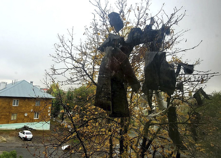Многоквартирный дом в Вольске после гастарбайтеров остался с недоделанной крышей