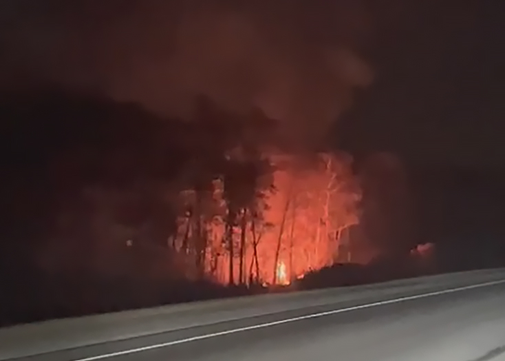 В Вольском районе огонь подошел к федеральной трассе