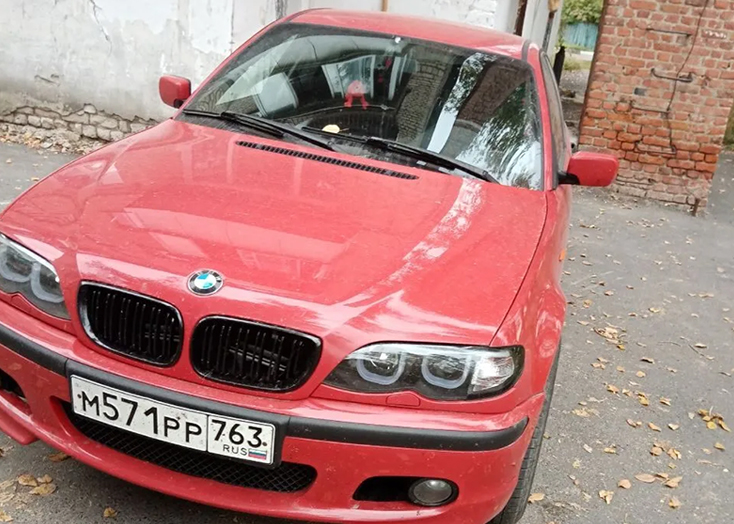 Жителей Вольска достала наглая парковка курсанта на BMW