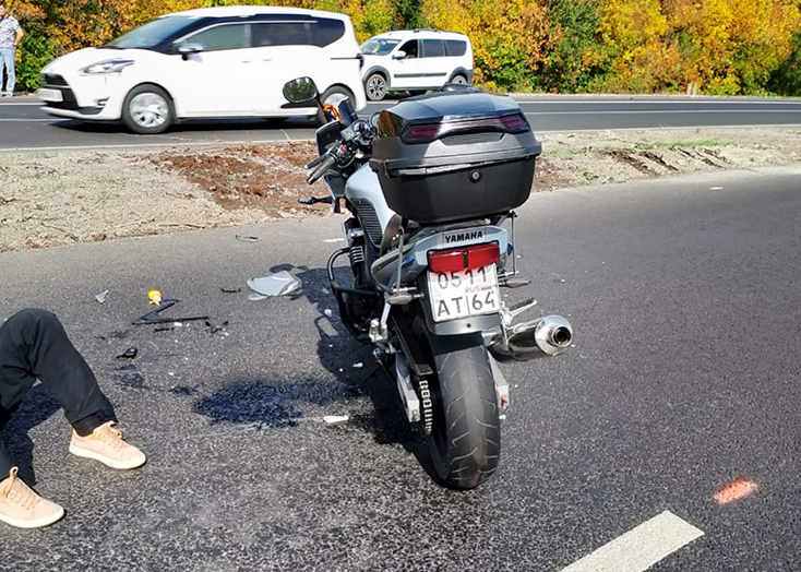 На трассе в Вольском районе байкер попал под манипулятор