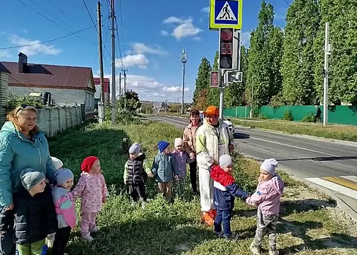 В Вольске ребят водят в детсад по заросшим тротуарам