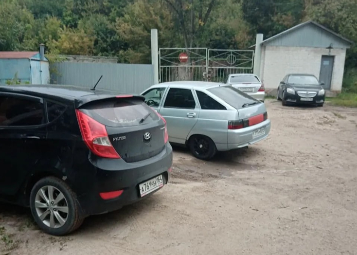 Жители Вольска носят детей на руках из-за стихийной парковки