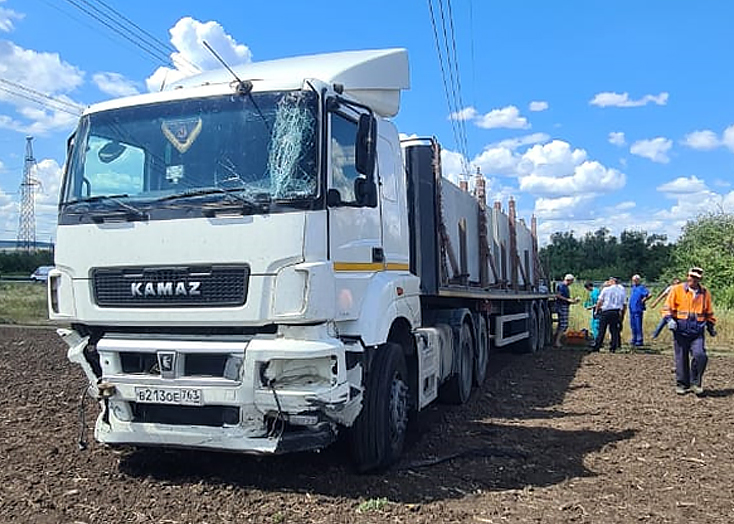 Водитель грузовика после укуса осы снес 70 метров ограждения под Вольском