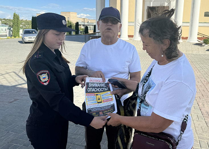 В Вольске около собора раздавали памятки о мошенничестве