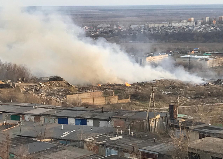 Прокуратура проверяет дымящую свалку в Вольске