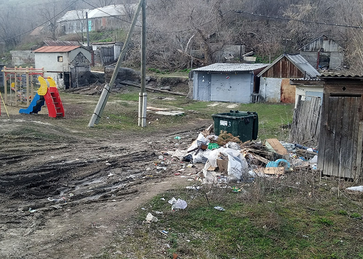 Жители Вольска завалили площадку мусором и 3 месяца ждут очистки