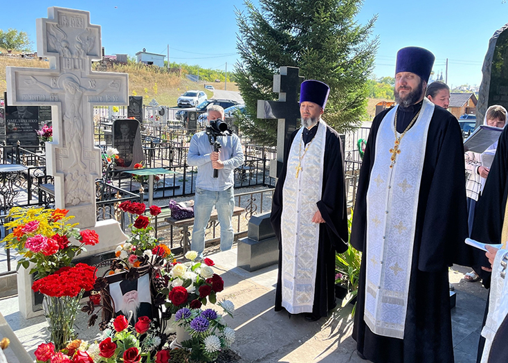 В Вольске на могиле отца Александра установили надгробный крест