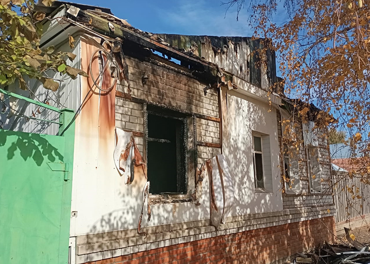 В Вольске неизвестные лица залезли в дом и устроили пожар