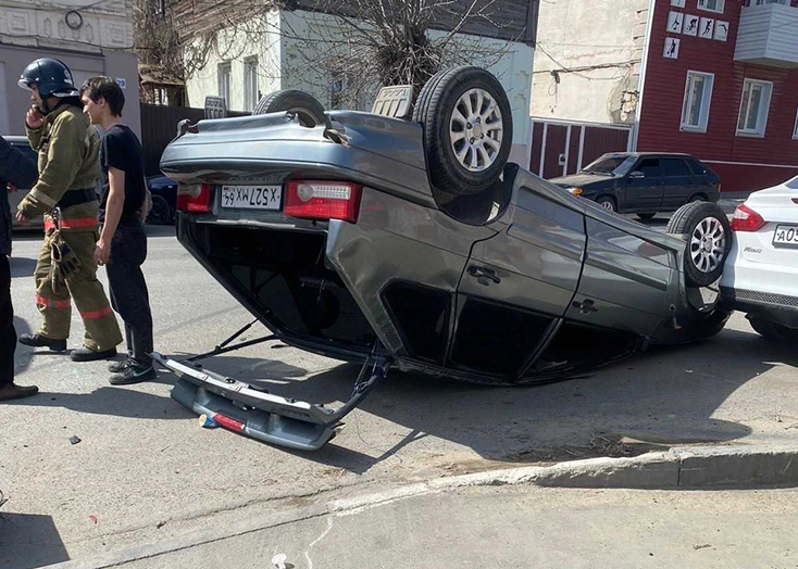 В Вольске после ДТП на перекрестке перевернулась «Лада»