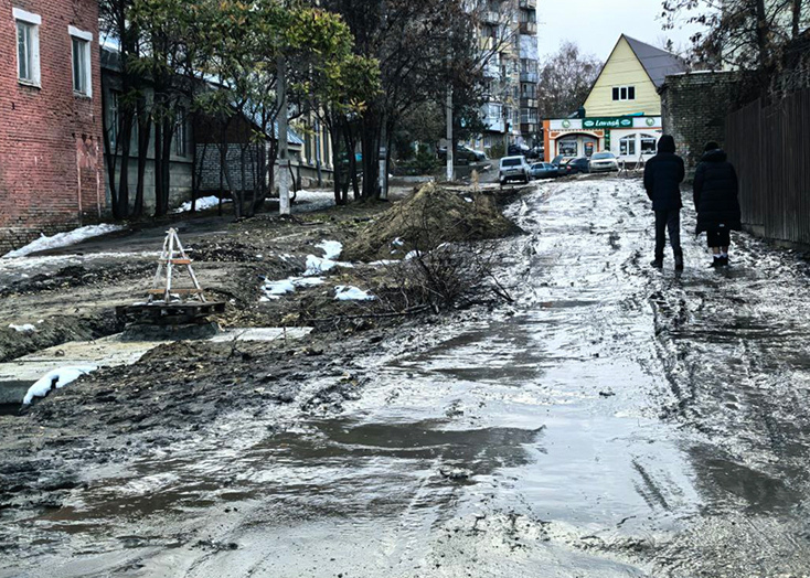 В Вольске дорога к бассейну превратилась в непролазную грязь