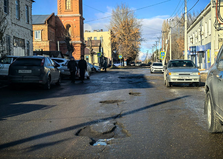 Водители жалуются на дорогу у центрального рынка в Вольске