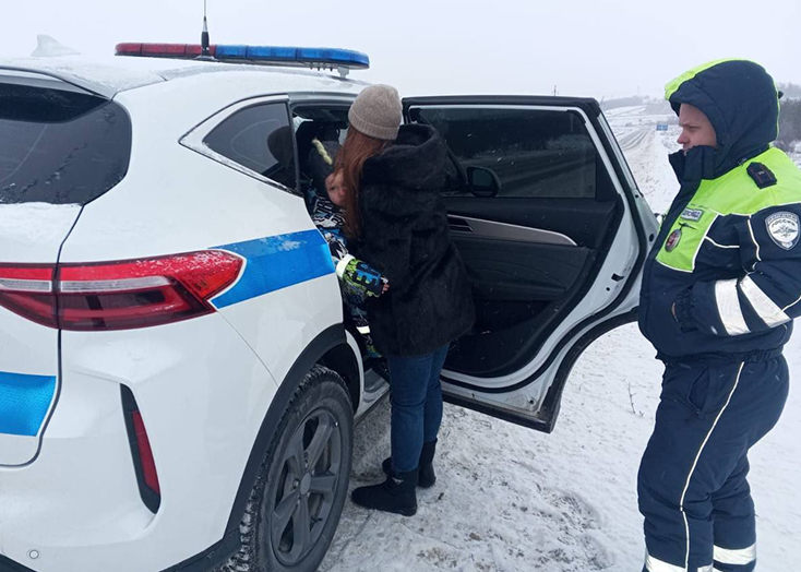 Вольские автоинспекторы помогли семье из сломавшейся иномарки