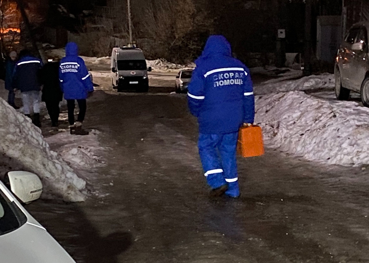 В Вольске скорая помощь из-за гололеда не смогла подъехать к дому пациента