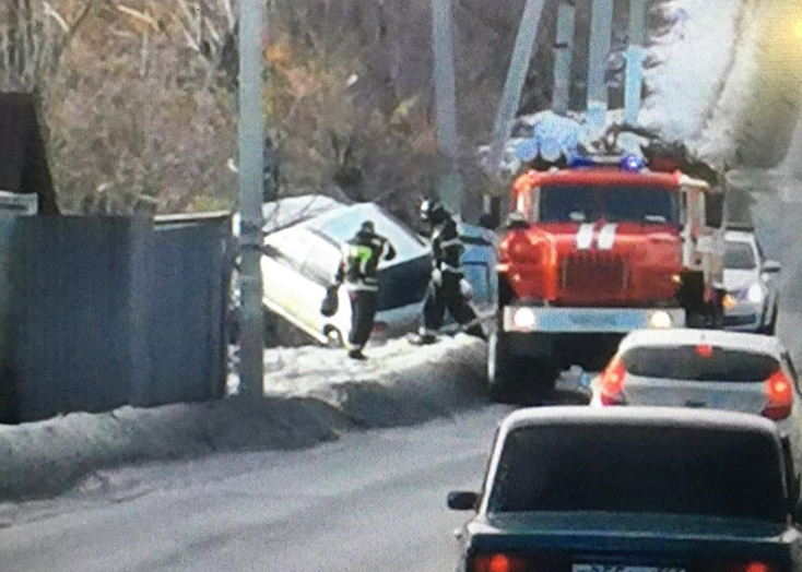 В Вольске женщина на иномарке врезалась в дерево