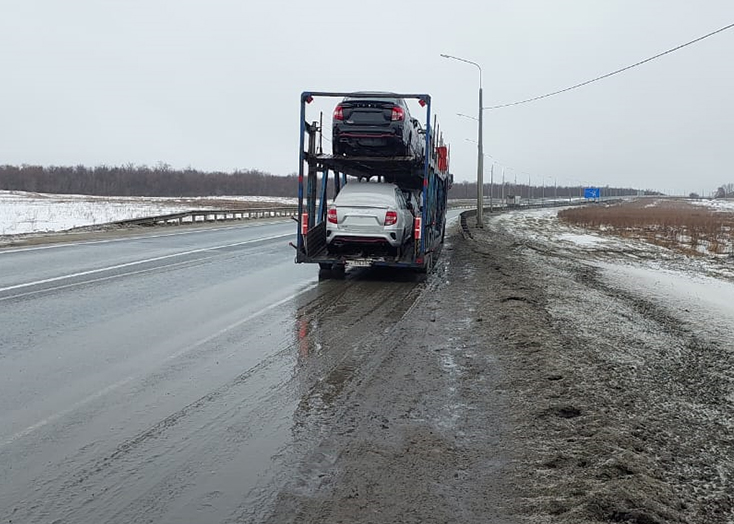 В Вольском районе «Гранта» врезалась в автовоз с машинами из Тольятти