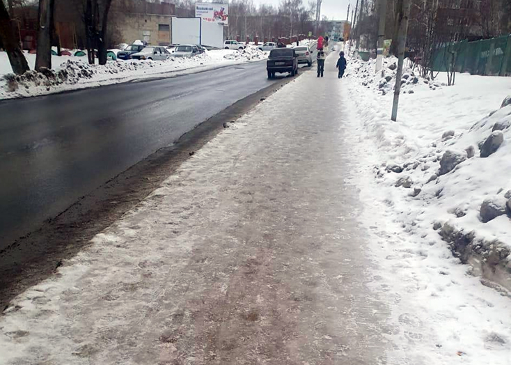 Жители Вольска боятся отпускать детей в школу из-за нечищеных тротуаров