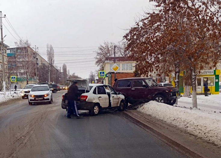 В Вольске после тройного ДТП «Нива» вылетела на обочину у главпочтамта