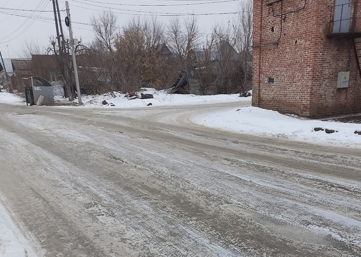 Житель Вольска упал на гололеде и разбил голову