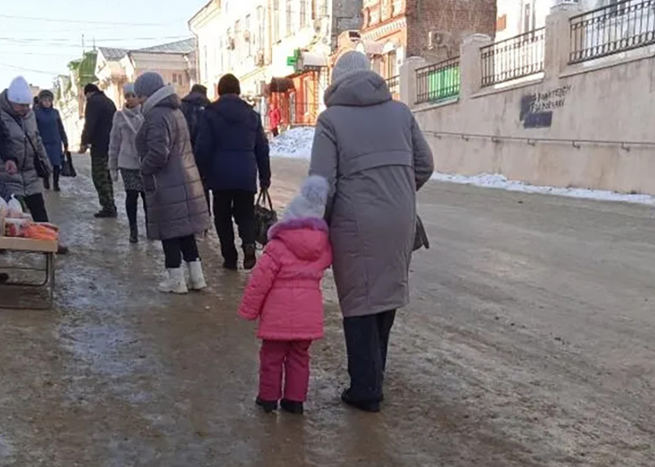 Жители жалуются на гололед в центре Вольска