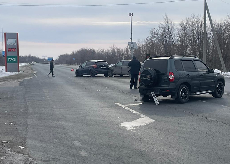 В Вольском районе около АЗС столкнулись три автомобиля