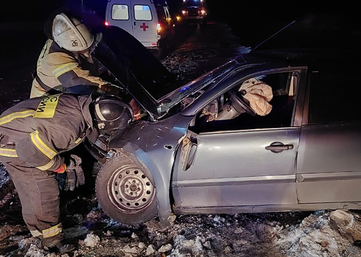 В Вольском районе «Гранта» врезалась в дорожное ограждение