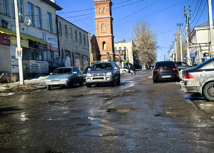 Половина опрошенных считает дороги в Вольске отвратительными