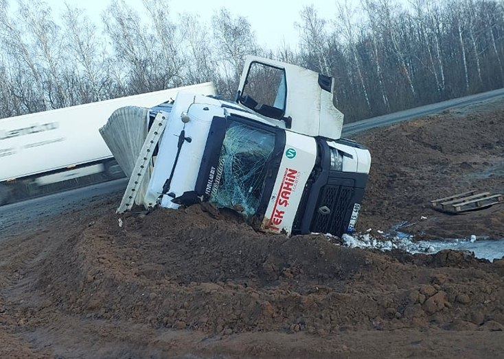 Пьяный водитель из Турции перевернул большегруз в Вольском районе