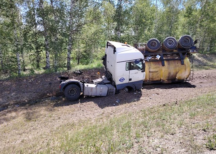 В Вольском районе перевернулась цистерна с кислотой