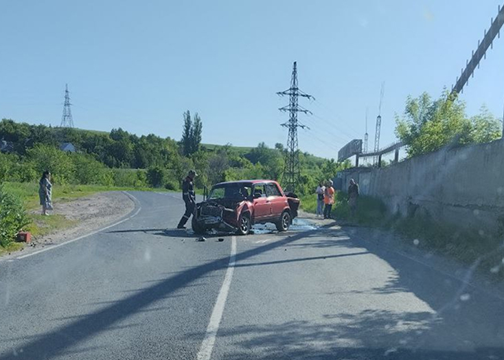 В Вольске «Жигули» пробили бетонную стену