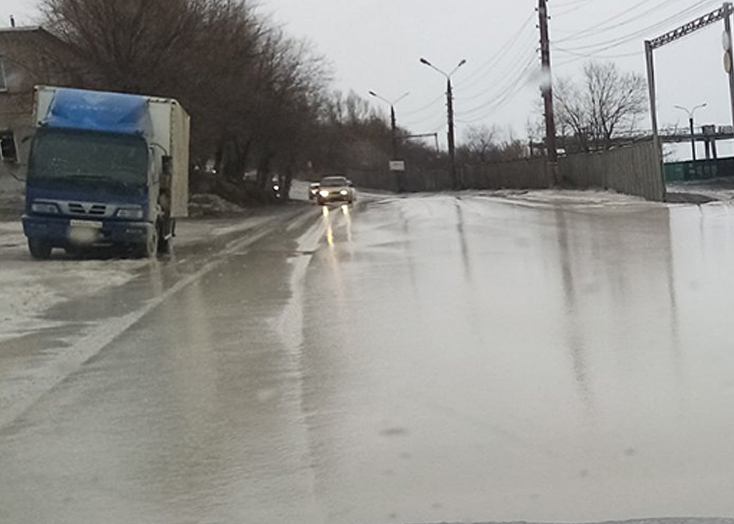 Дорогу у цементного завода в Вольске залило жижей