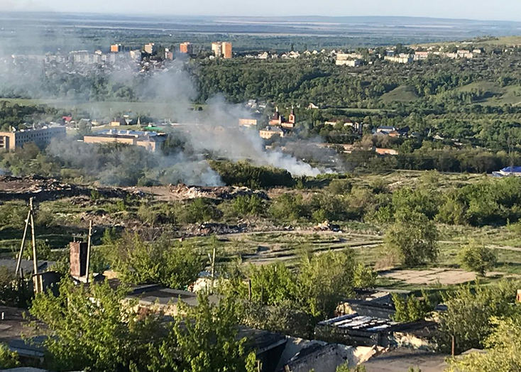 В Вольске загорелась нелегальная свалка около кладбища