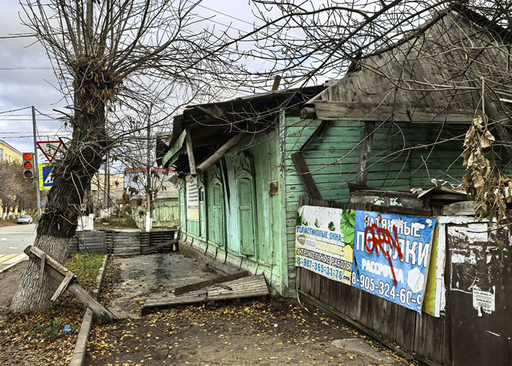 Жители Вольска боятся ходить около дома с поехавшей крышей