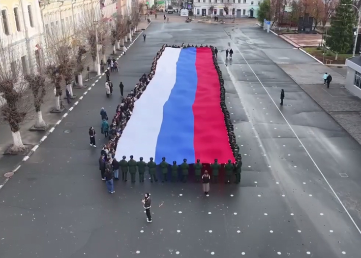 В Вольске с коптера сняли 80-метровый флаг России