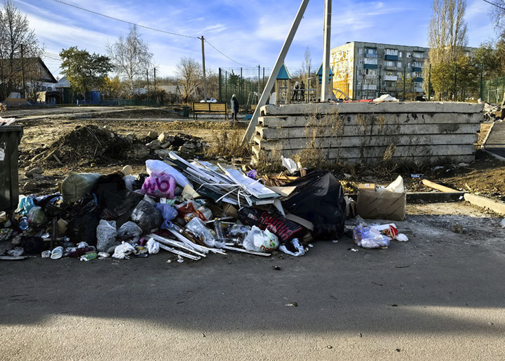 Контейнерные площадки по всему Вольску утопают в мусоре